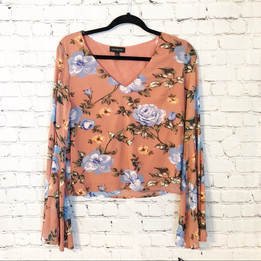 ❤️NWT Cloud& Sky Printed Bell Sleeve Top L-Juniors